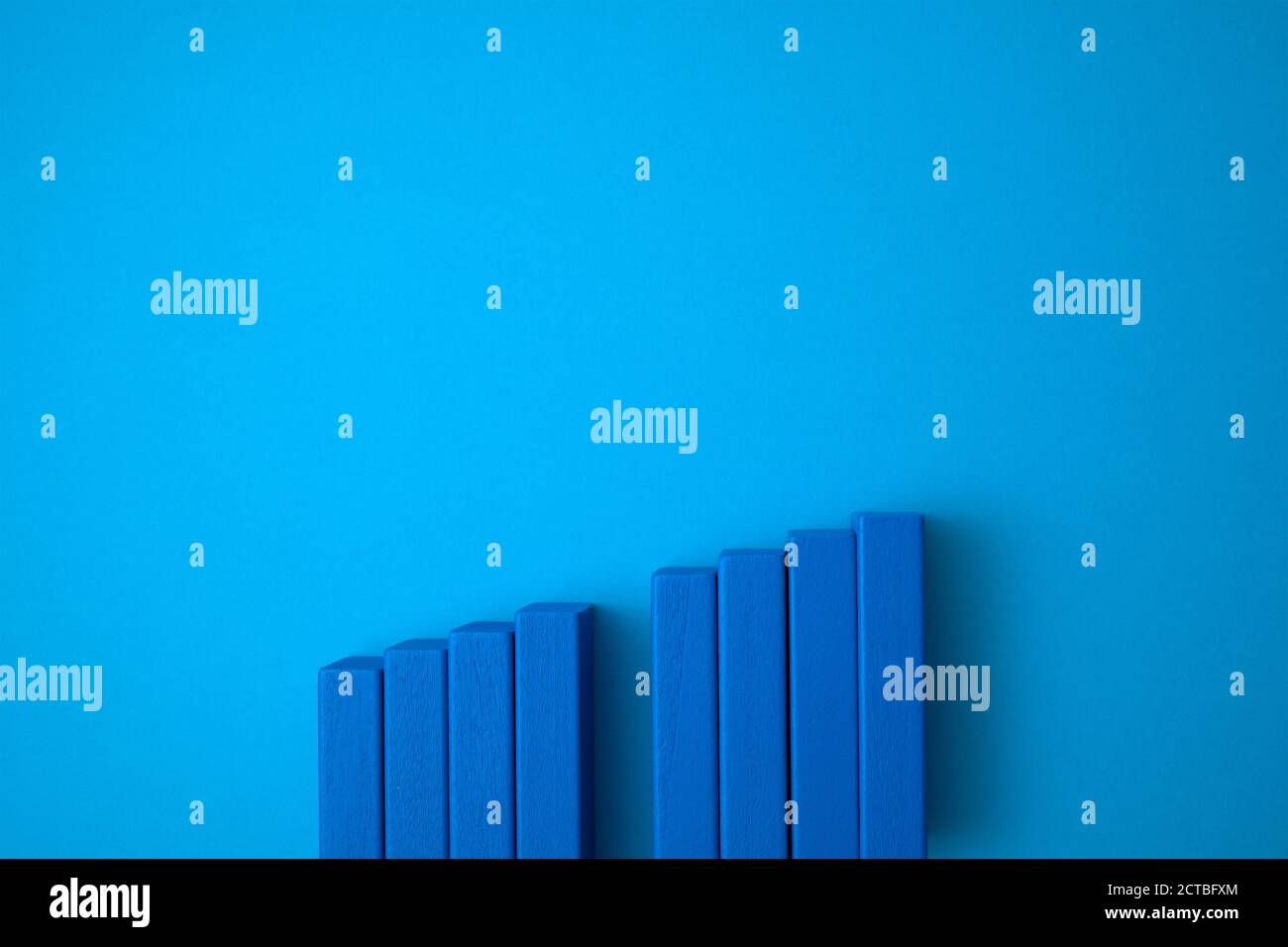 blue domino blocchi di scale con uno vuoto al centro. Foto Stock