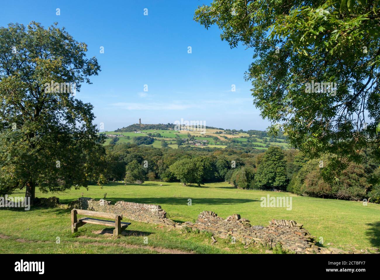 Vista panoramica di Castle Hill da vicino a Farnley Tyas, Huddersfield, West Yorkshire, Inghilterra, Regno Unito Foto Stock