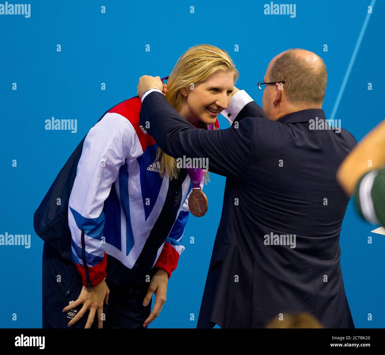 REBECCA ADLINGTON SULLA SUA STRADA PER LA MEDAGLIA DI BRONZO NELLA FINALE FREESTYLE DI 400M LONDRA 2012 OLIMPIADI. IMMAGINE : MARK PAIN / ALAMY Foto Stock