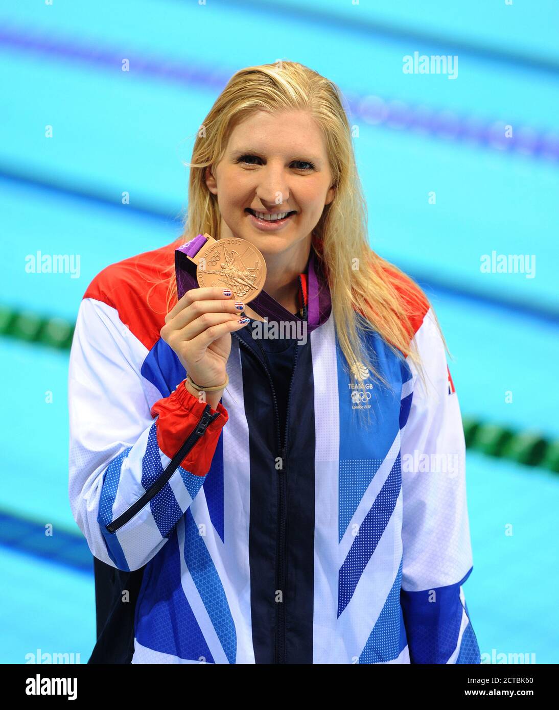 REBECCA ADLINGTON SULLA SUA STRADA PER LA MEDAGLIA DI BRONZO NELLA FINALE FREESTYLE DI 400M LONDRA 2012 OLIMPIADI. IMMAGINE : MARK PAIN / ALAMY Foto Stock
