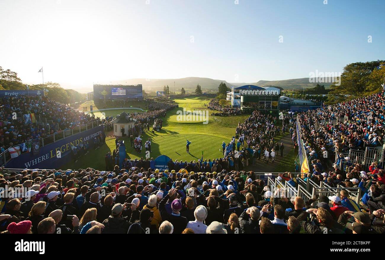Justin Rose gioca il primo colpo per l'Europa nella Ryder Cup 2014. Gleneagles, Perthshire, Scozia. FOTO : © MARK PAIN / ALAMY STOCK FOTO Foto Stock