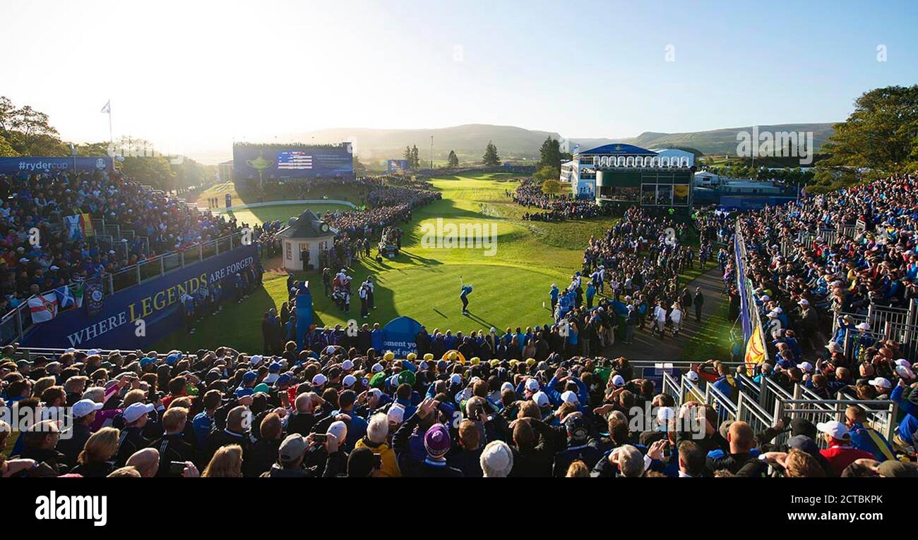 Justin Rose gioca il primo colpo per l'Europa nella Ryder Cup 2014. Gleneagles, Perthshire, Scozia. FOTO : © MARK PAIN / ALAMY STOCK FOTO Foto Stock