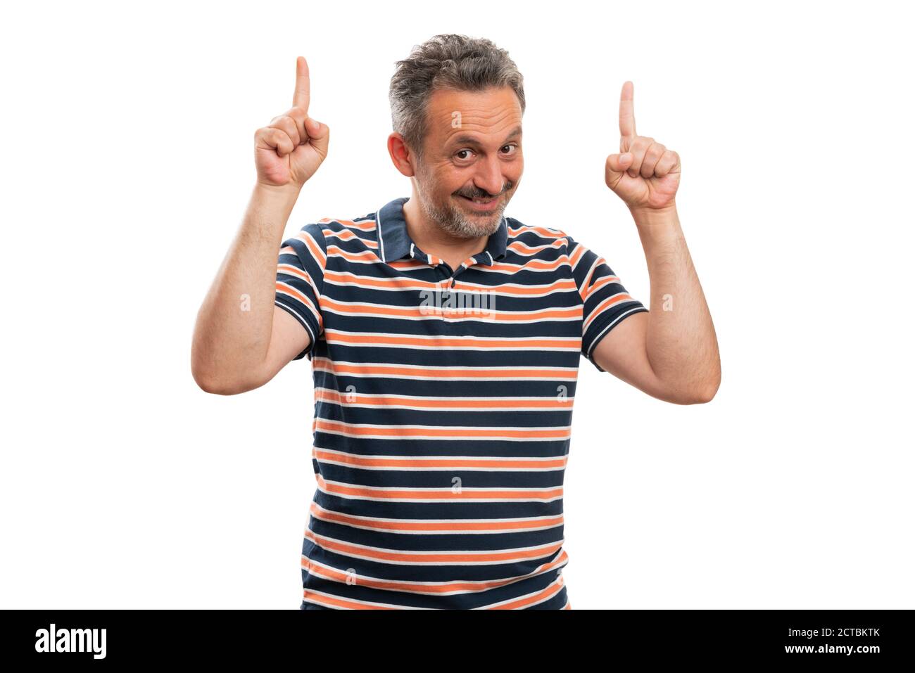 Allegro modello uomo adulto facendo brillante idea gesto utilizzando due indice dita che indossano una moderna maglietta estiva a righe isolata su bianco sfondo Foto Stock