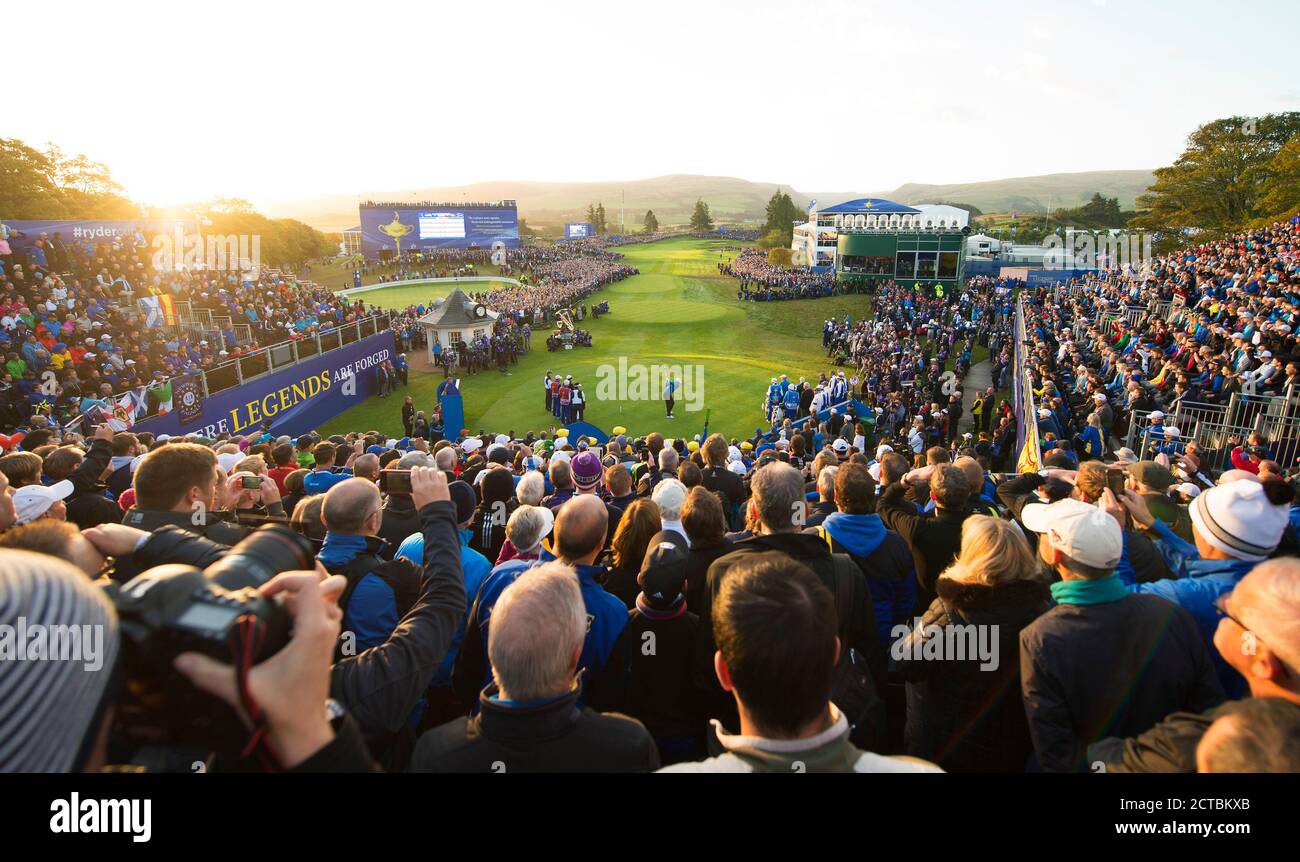 Justin Rose gioca il primo colpo per l'Europa nella Ryder Cup 2014. Gleneagles, Perthshire, Scozia. FOTO : © MARK PAIN / ALAMY STOCK FOTO Foto Stock