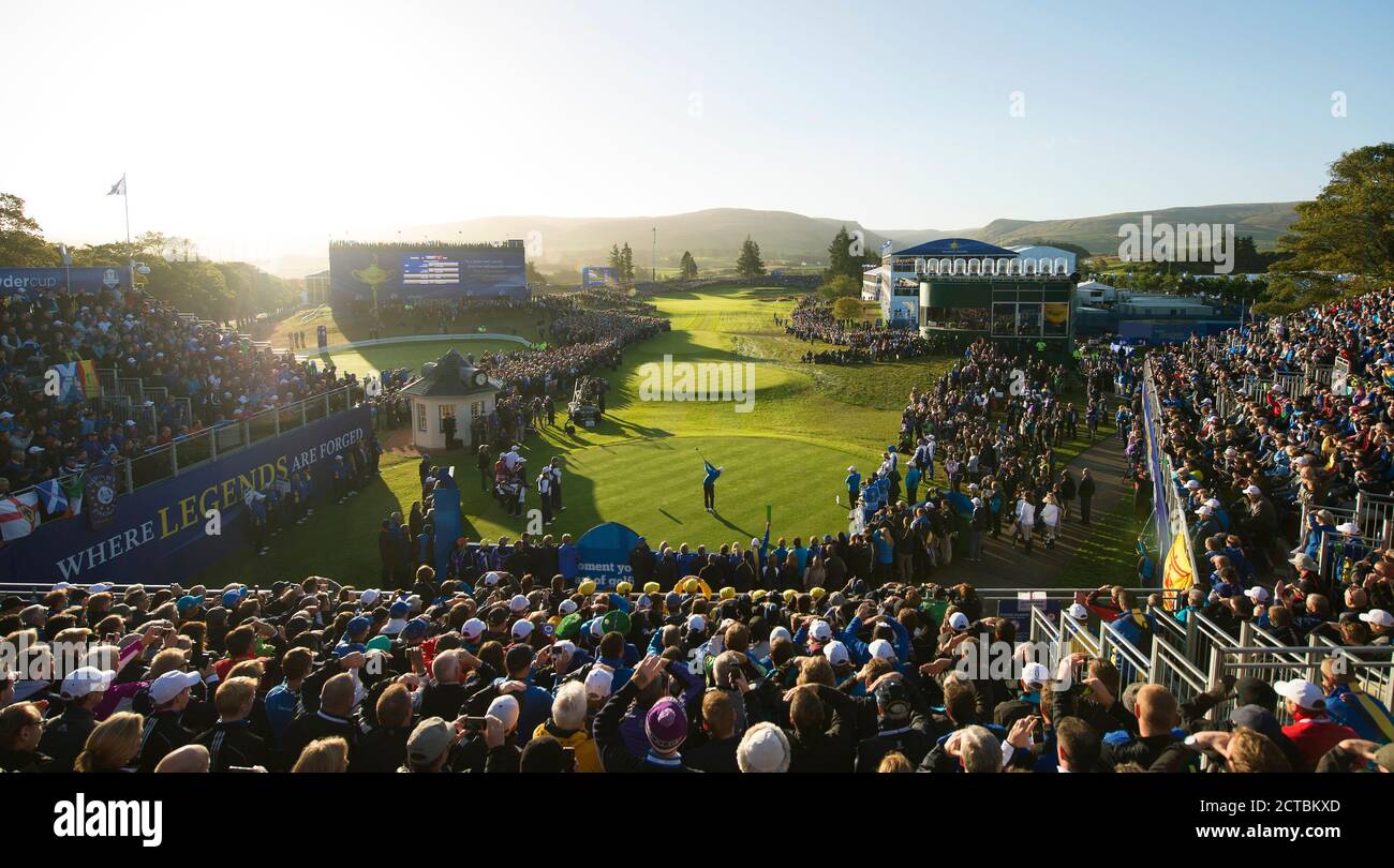 Justin Rose gioca il primo colpo per l'Europa nella Ryder Cup 2014. Gleneagles, Perthshire, Scozia. FOTO : © MARK PAIN / ALAMY STOCK FOTO Foto Stock