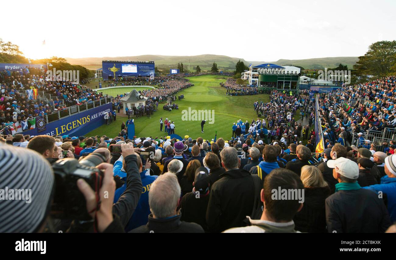 Justin Rose gioca il primo colpo per l'Europa nella Ryder Cup 2014. Gleneagles, Perthshire, Scozia. FOTO : © MARK PAIN / ALAMY STOCK FOTO Foto Stock