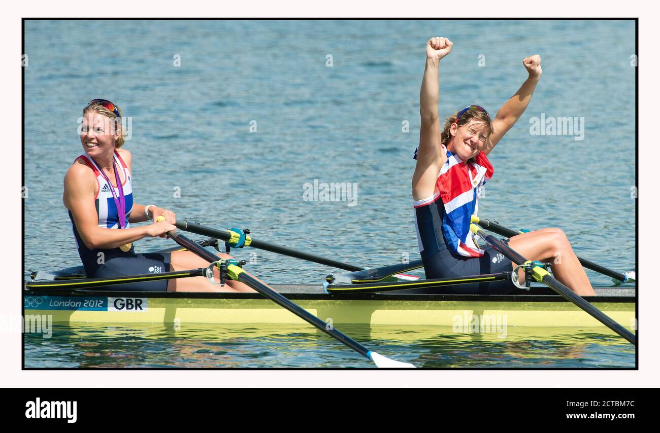 KATHERINE GRAINGER E ANNA WATKINS CELEBRANO LA VITTORIA DELLA MEDAGLIA D'ORO NEL DOPPIO SCULLS FEMMINILE OLIMPIADI DI LONDRA 2012 IMMAGINE : © MARK PAIN / ALAMY Foto Stock