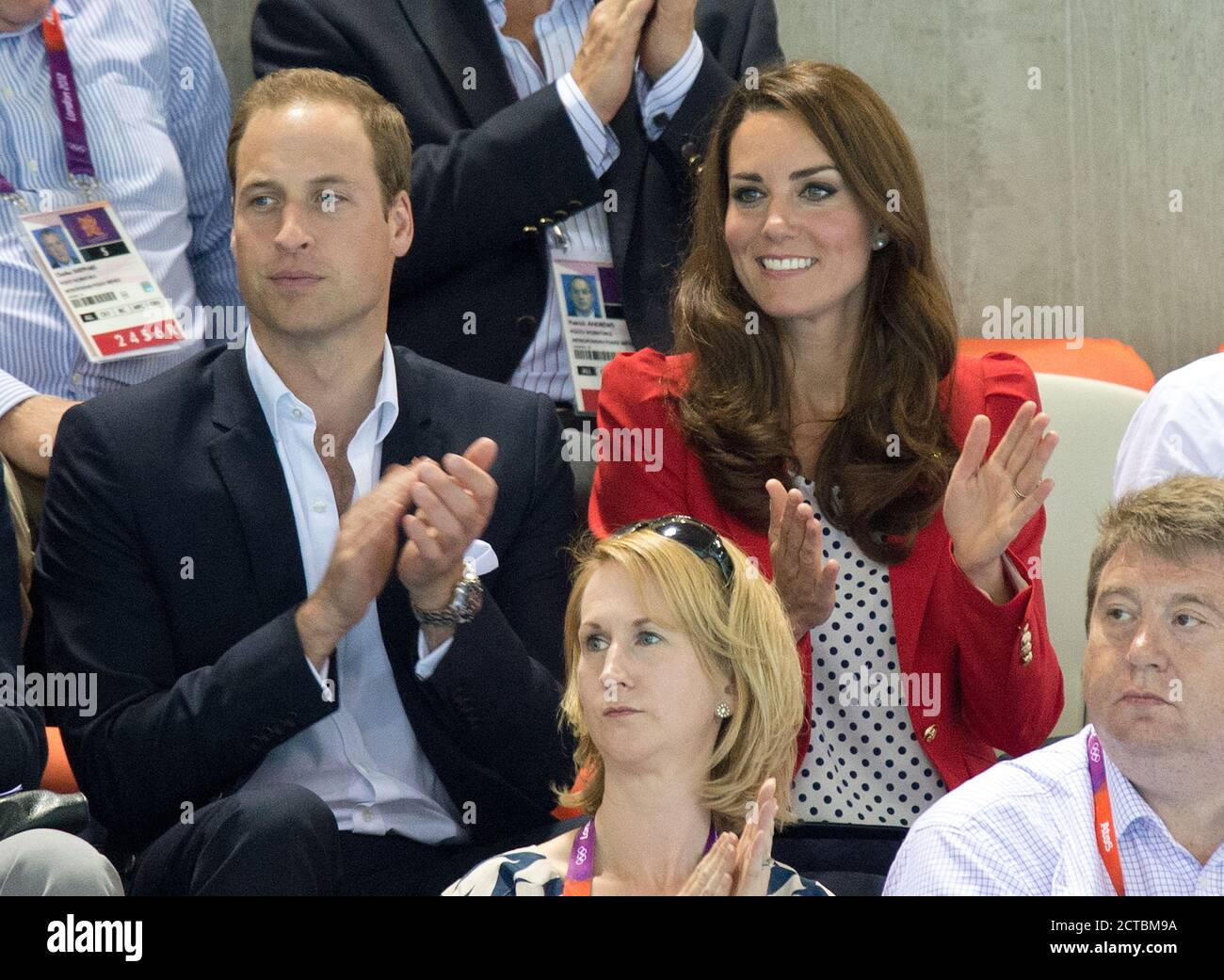 Donna 800m Freestyle Final il principe William e la duchessa di Cambridge cheer su Rebecca Adlington. Londra 2012. IMMAGINE : © MARK PAIN / ALAMY Foto Stock