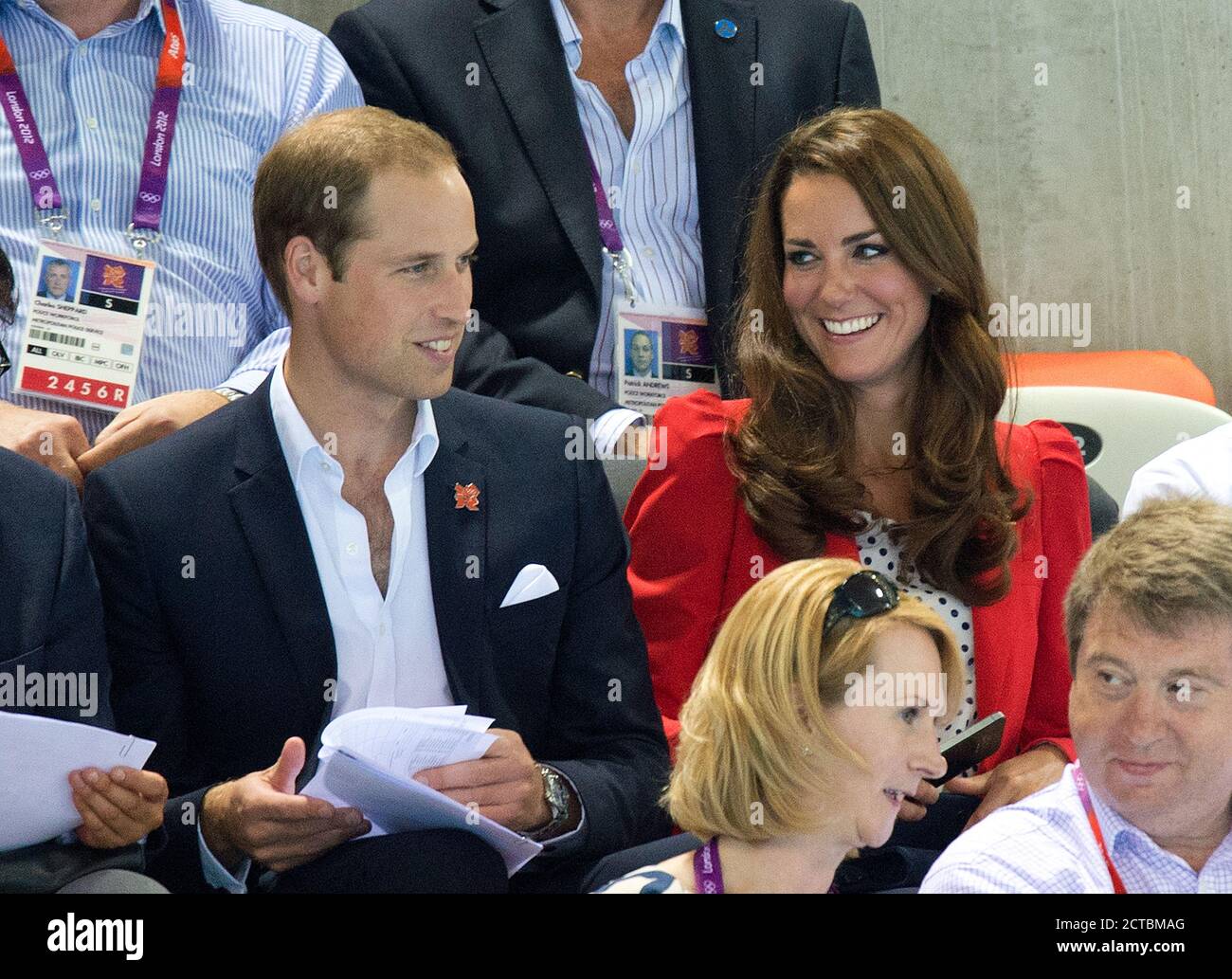 Donna 800m Freestyle Final il principe William e la duchessa di Cambridge cheer su Rebecca Adlington. Londra 2012. IMMAGINE : © MARK PAIN / ALAMY Foto Stock