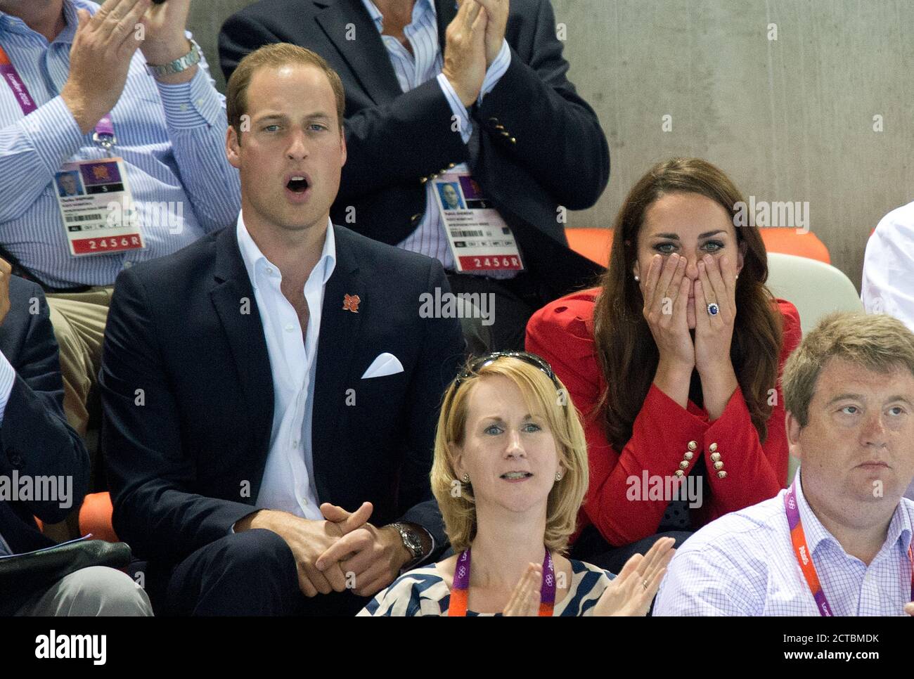 Donna 800m Freestyle Final il principe William e la duchessa di Cambridge cheer su Rebecca Adlington. Londra 2012. IMMAGINE : © MARK PAIN / ALAMY Foto Stock