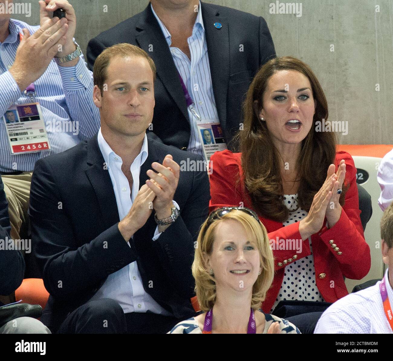 Donna 800m Freestyle Final il principe William e la duchessa di Cambridge cheer su Rebecca Adlington. Londra 2012. IMMAGINE : © MARK PAIN / ALAMY Foto Stock