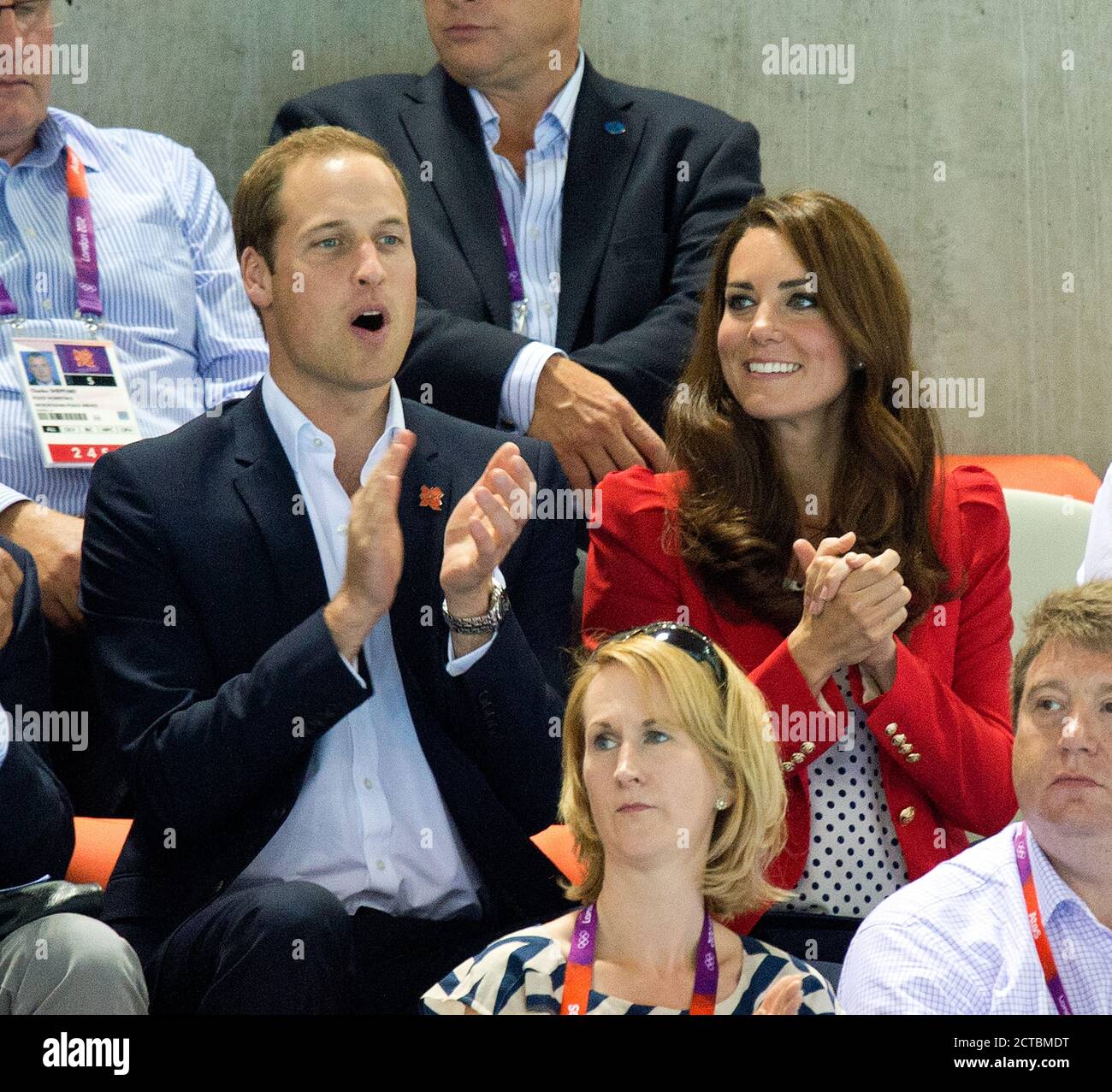 Donna 800m Freestyle Final il principe William e la duchessa di Cambridge cheer su Rebecca Adlington. Londra 2012. IMMAGINE : © MARK PAIN / ALAMY Foto Stock