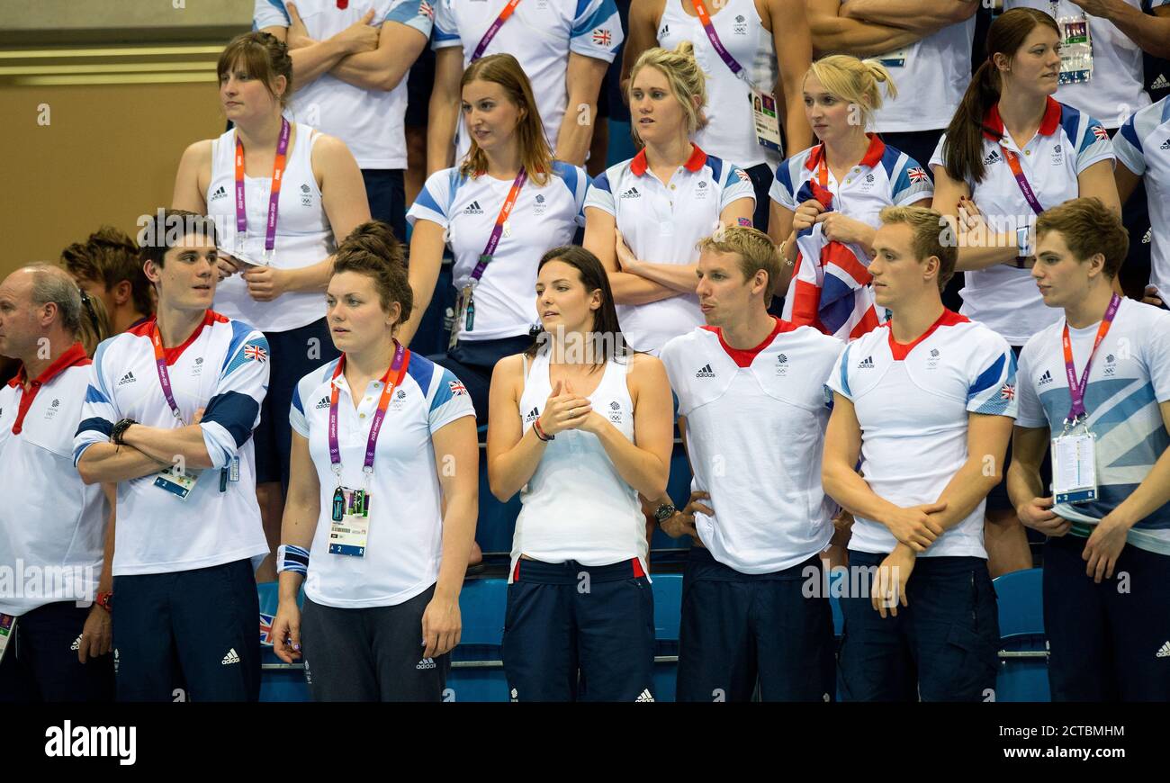 Londra 2012 Olimpiadi Femminile 800m Freestyle Final Rebecca Adlington's Team GB colleghi guardare sopra come lei vince la medaglia di bronzo.Pic: Mark Pain / Alamy Foto Stock