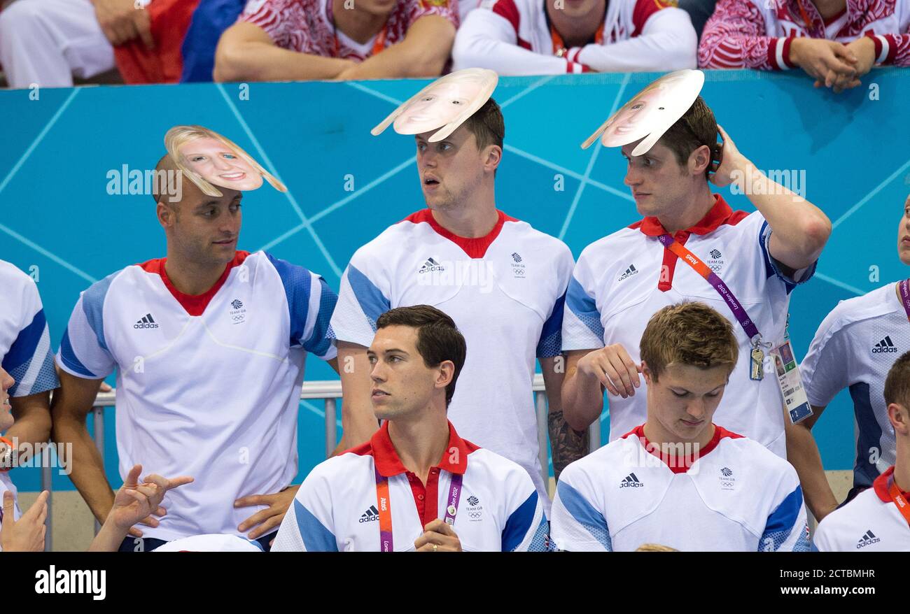 Olimpiadi di Londra 2012. Donne 800m Freestyle Final. Rebecca Adlington's Team GB compagni di squadra indossando Rebecca Adlington maschere guardare on. PIC : Mark Pain Foto Stock