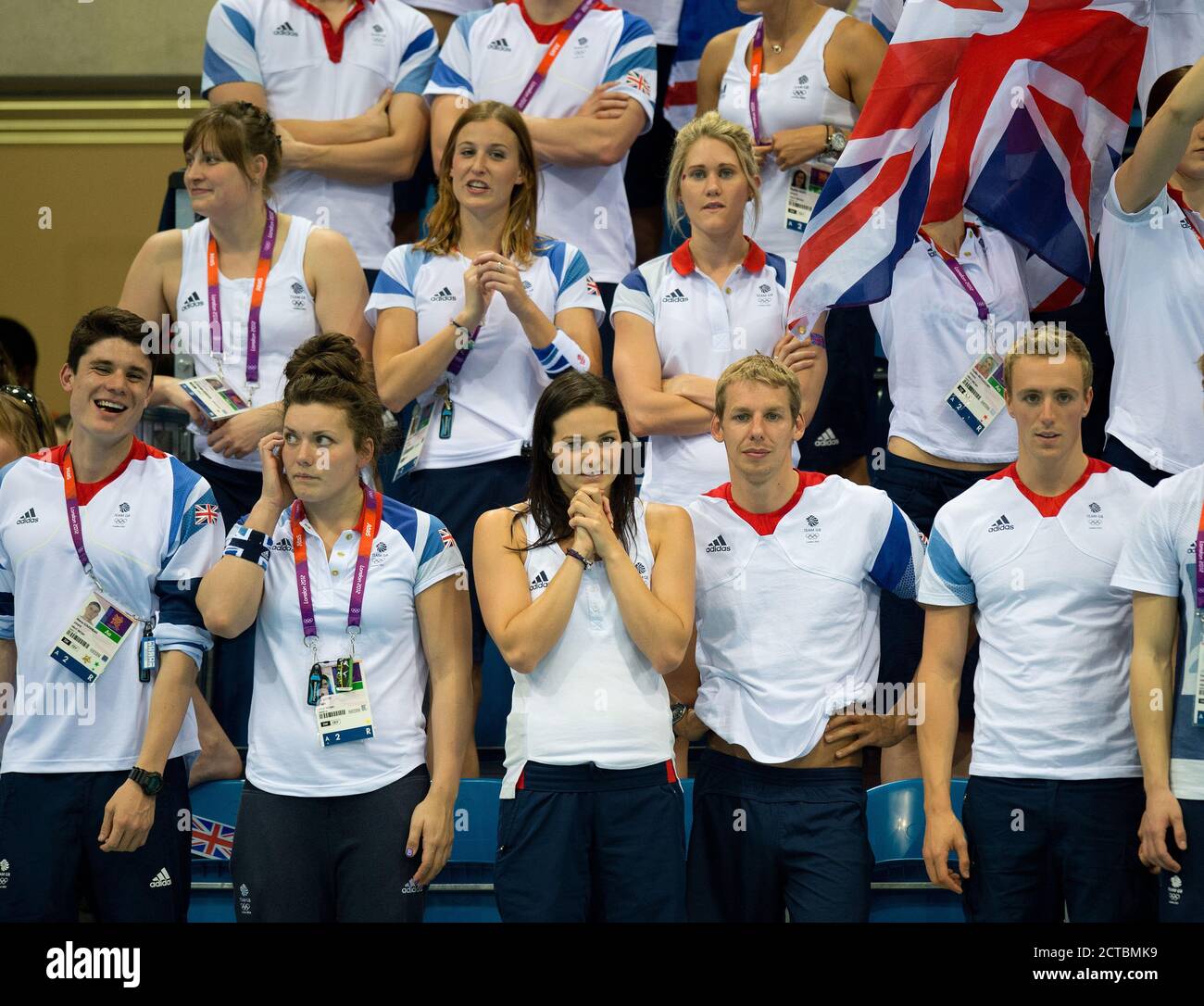 I Giochi Olimpici di Londra 2012, il Centro Acquatico, la finale Freestyle femminile di 800m Keri-Anne Payne e altri colleghi del Team GB guardano on.PIC : MARK PAIN Foto Stock