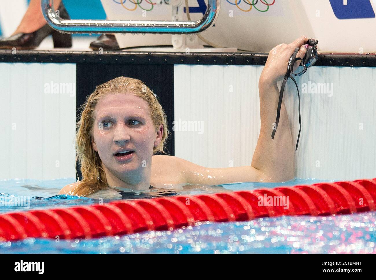 Donna 800m Freestyle Final Rebecca Adlington si presenta deluso dopo aver vinto la medaglia di bronzo. Olimpiadi di Londra 2012. IMMAGINE : © MARK PAIN / ALAMY Foto Stock