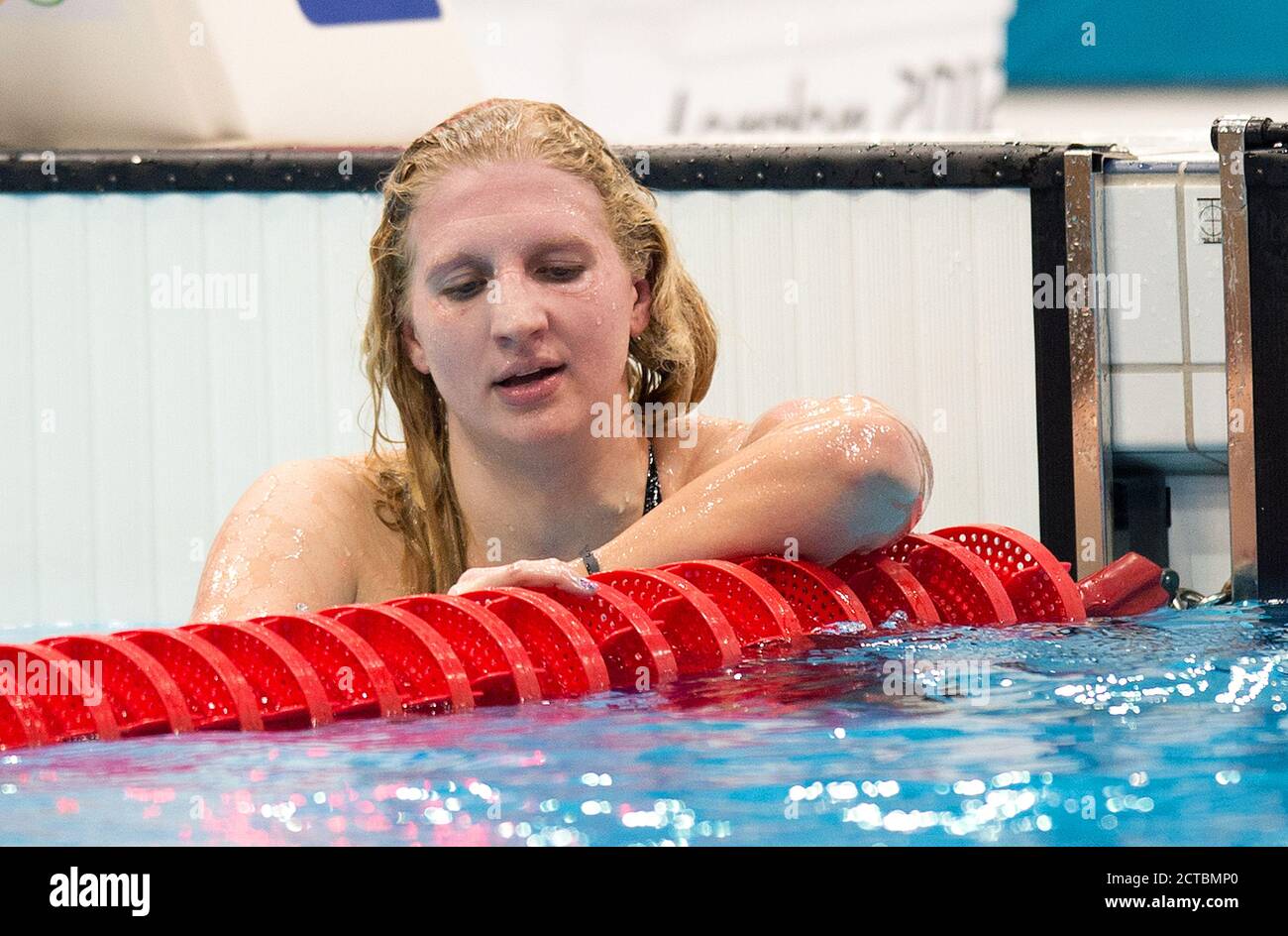 Donna 800m Freestyle Final Rebecca Adlington si presenta deluso dopo aver vinto la medaglia di bronzo. Olimpiadi di Londra 2012. IMMAGINE : © MARK PAIN / ALAMY Foto Stock