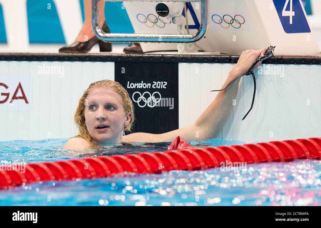 Donna 800m Freestyle Final Rebecca Adlington si presenta deluso dopo aver vinto la medaglia di bronzo. Olimpiadi di Londra 2012. IMMAGINE : © MARK PAIN / ALAMY Foto Stock