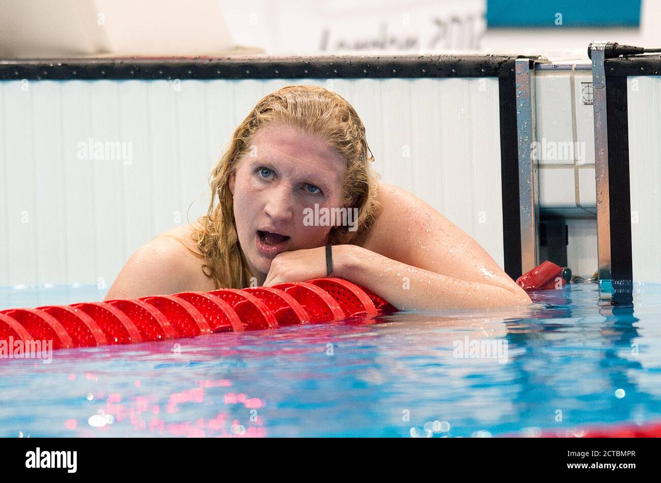Donna 800m Freestyle Final Rebecca Adlington si presenta deluso dopo aver vinto la medaglia di bronzo. Olimpiadi di Londra 2012. IMMAGINE : © MARK PAIN / ALAMY Foto Stock