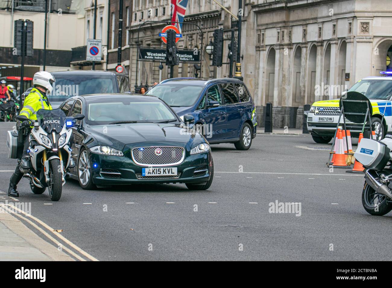 WESTMINSTER LONDRA, REGNO UNITO 22 SETTEMBRE 2020. Pro Europe, protettore dello stand SODEM del movimento europeo di Defiance, dimostra fuori dal Parlamento con un cartello, mentre il primo ministro Boris Johnson arriva in auto per rivolgersi alla Camera dei Comuni in merito alle ristazioni del coronvirus. Credit: amer Ghazzal/Alamy Live News Foto Stock