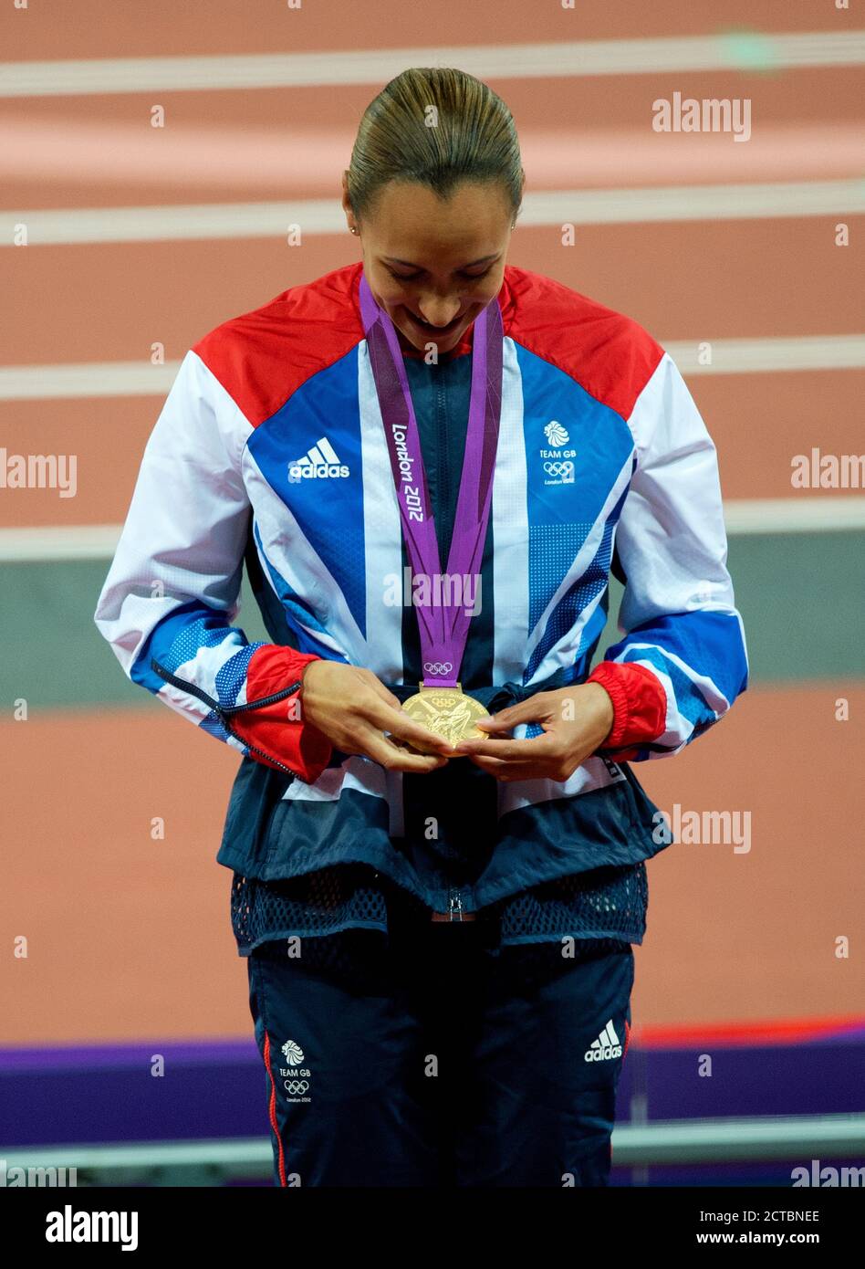 JESSICA ENNIS HA AGOOD GUARDARE LA SUA NUOVA MEDAGLIA D'ORO DONNE HEPTATHLON LONDRA 2012 OLIMPIADI COPYRIGHT IMMAGINE : MARK PAIN 07774 842005 FOTO CREDI Foto Stock