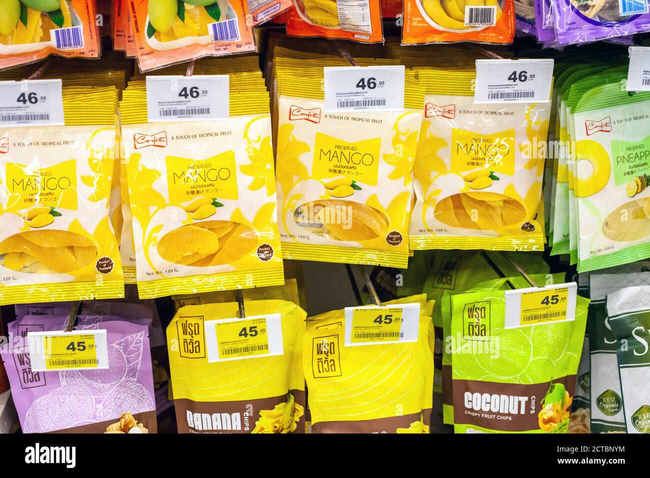 Phuket, Thailandia - 26 febbraio 2018: Fette di manga essiccate confezionate. Confetti conserve mango venduti in super mercato Foto Stock