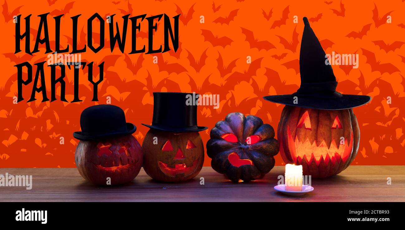 Zucche spaventose su sfondo arancione scuro con testo halloween party. La notte della paura. Design per le vendite, copyspace. Halloween, Black friday, cyber monday, vendite, concept autunnale. Volantino per l'annuncio. Foto Stock