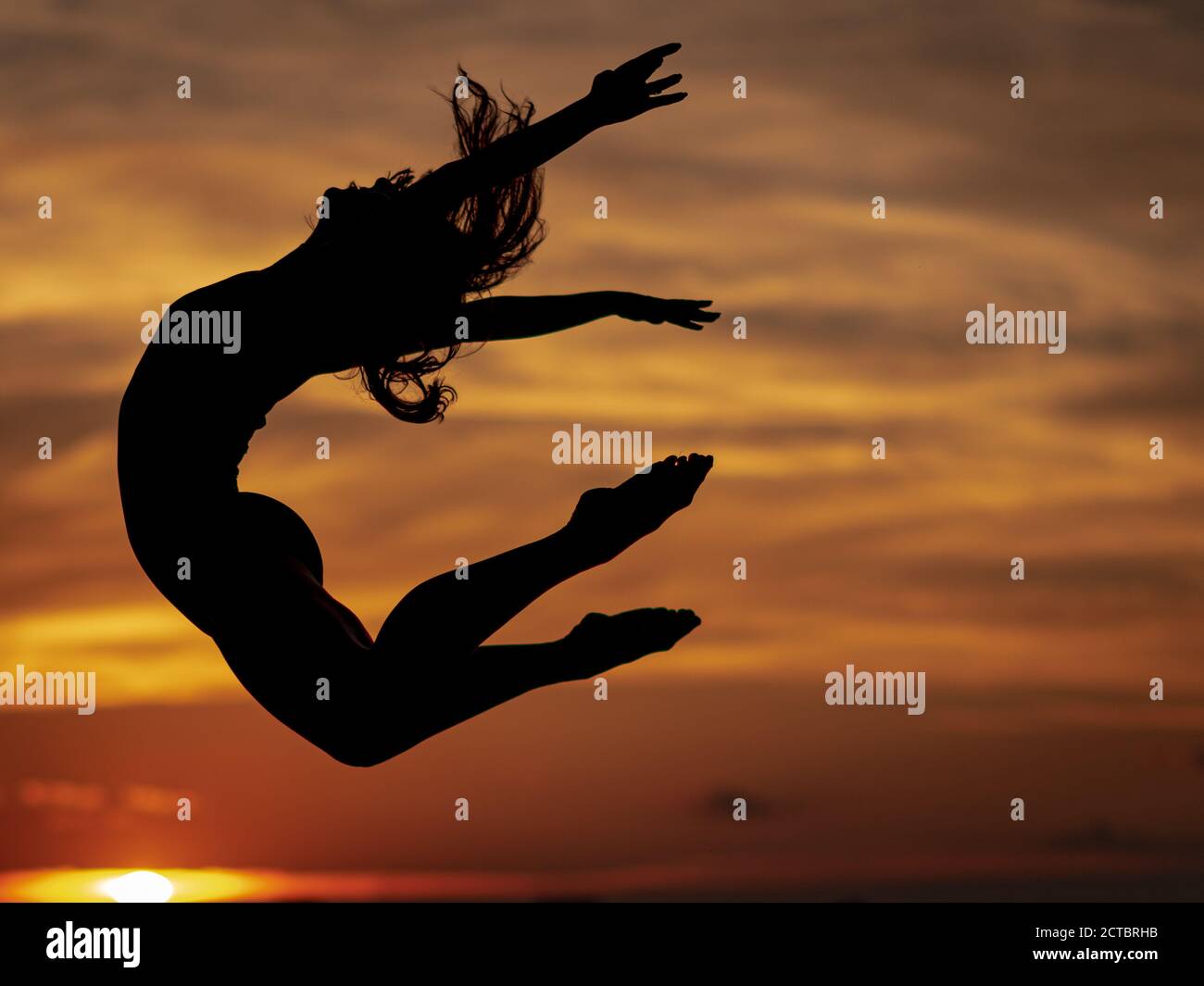 silhouette di ballerina al tramonto Foto Stock