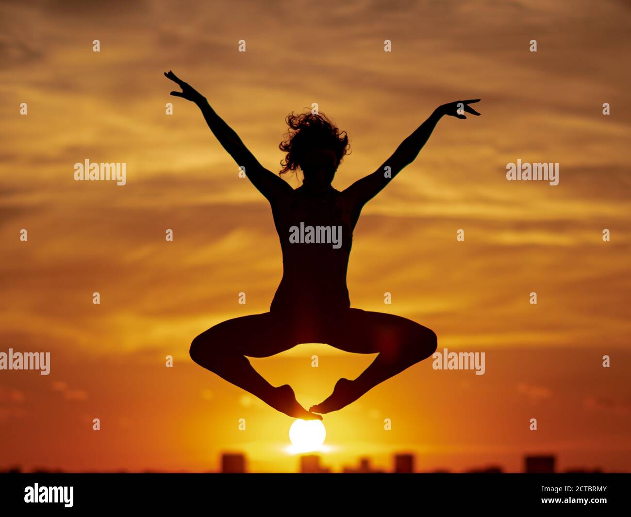 silhouette di ballerina al tramonto Foto Stock