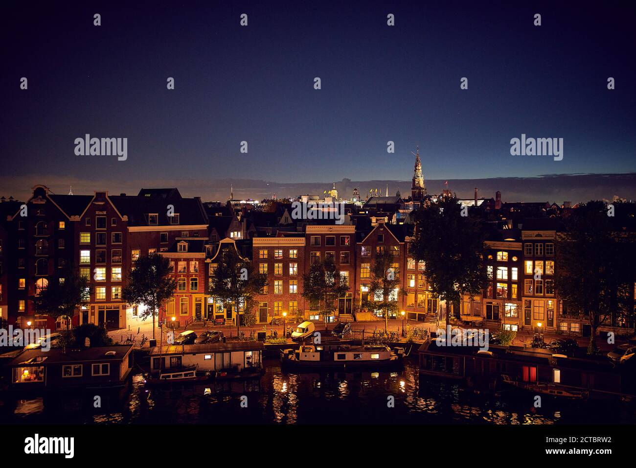 Bellissima Amsterdam di notte con cielo limpido Foto Stock
