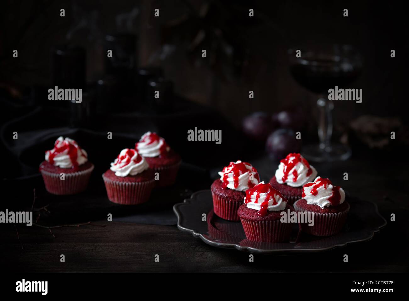 Cupcake di velluto rosso di Halloween sanguinoso Foto Stock