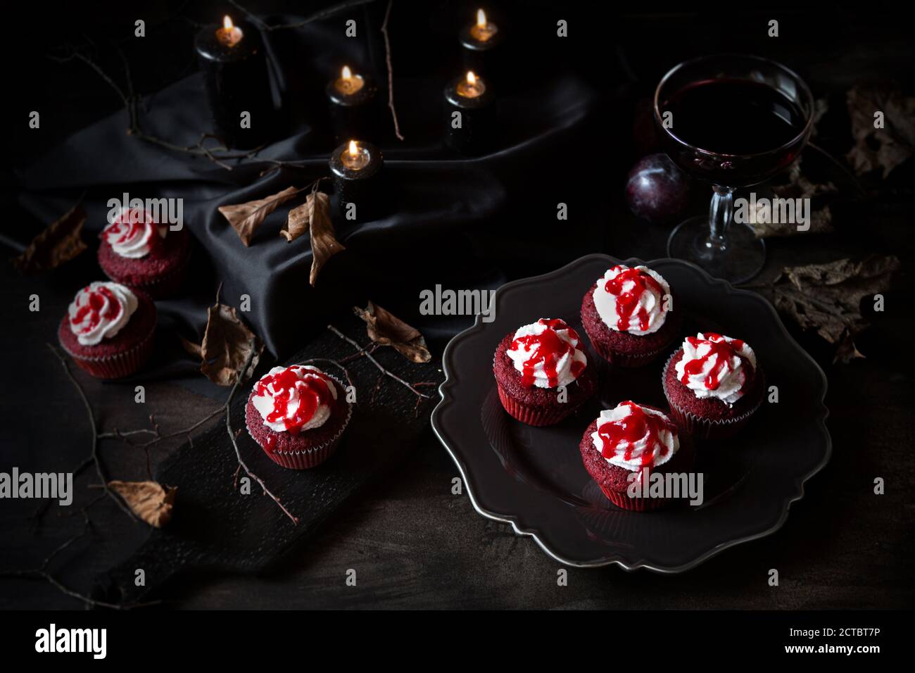 Cupcake di velluto rosso di Halloween sanguinoso Foto Stock