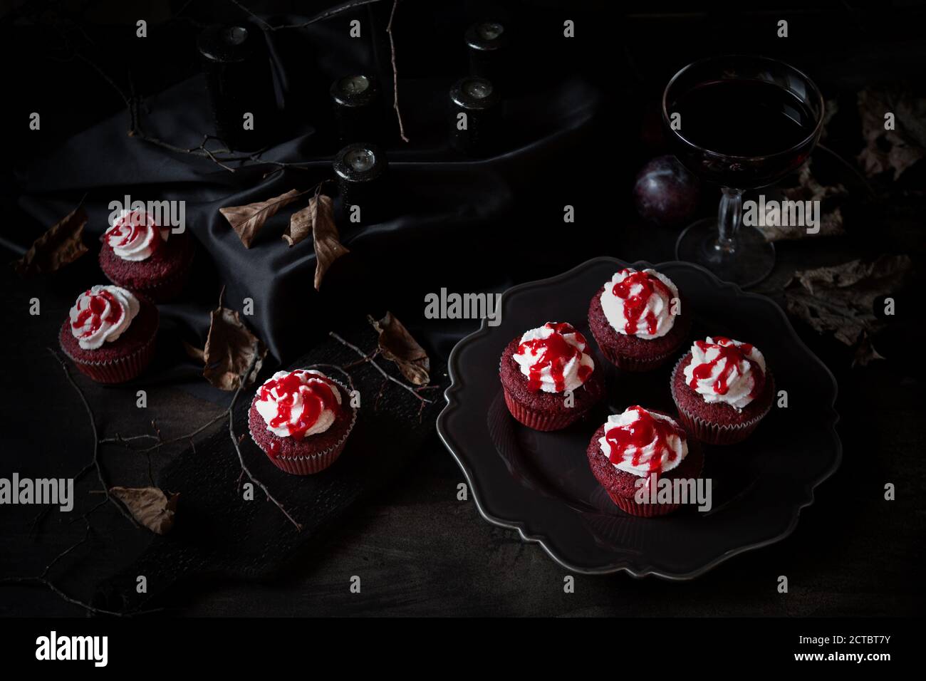 Cupcake di velluto rosso di Halloween sanguinoso Foto Stock