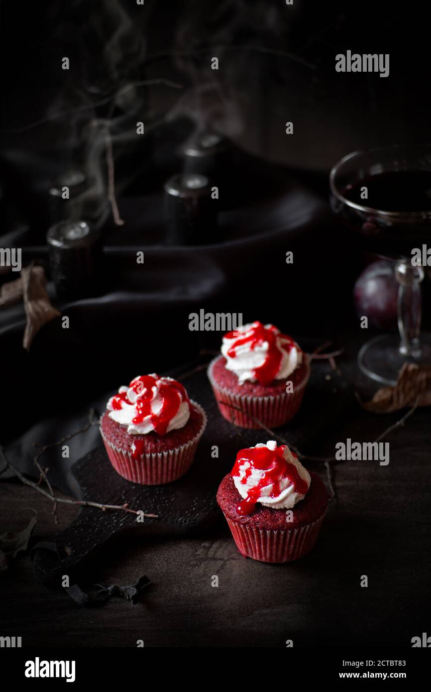 Cupcake di velluto rosso di Halloween sanguinoso Foto Stock