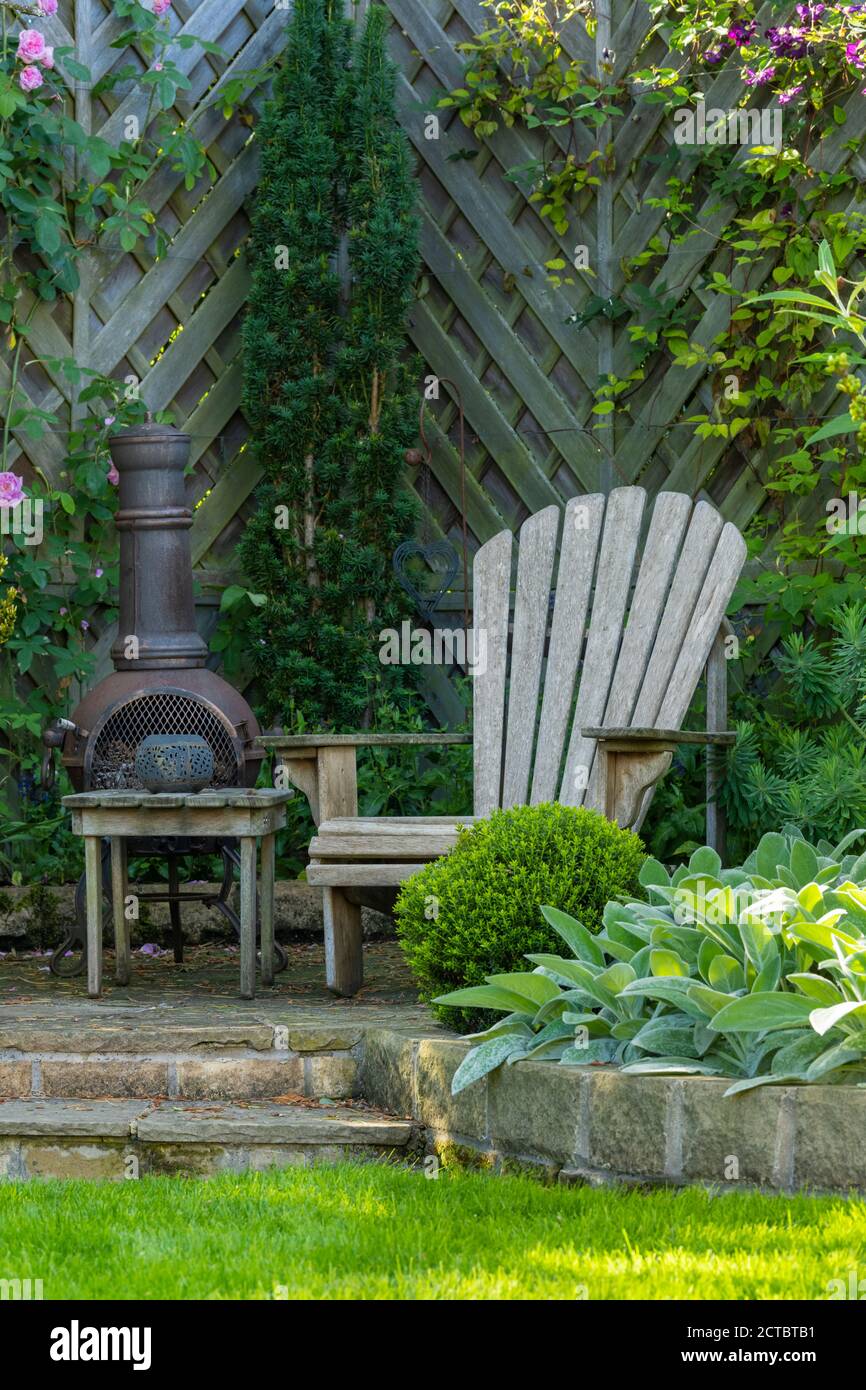 Paesaggistico, giardino privato primo piano (design contemporaneo, border & climbing piante, recinzione, patio mobili sedile e chiminea) - Yorkshire, Inghilterra, Regno Unito. Foto Stock