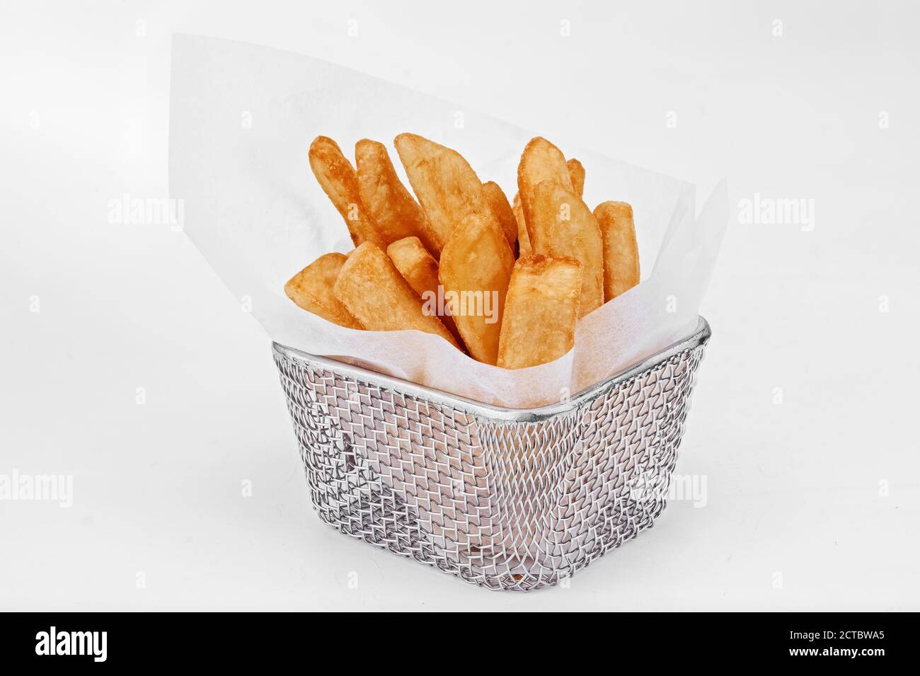 Un mucchio di deliziosi patatine fritte vegetariane avvolte in carta in contenitore metallico isolato su fondo bianco Foto Stock