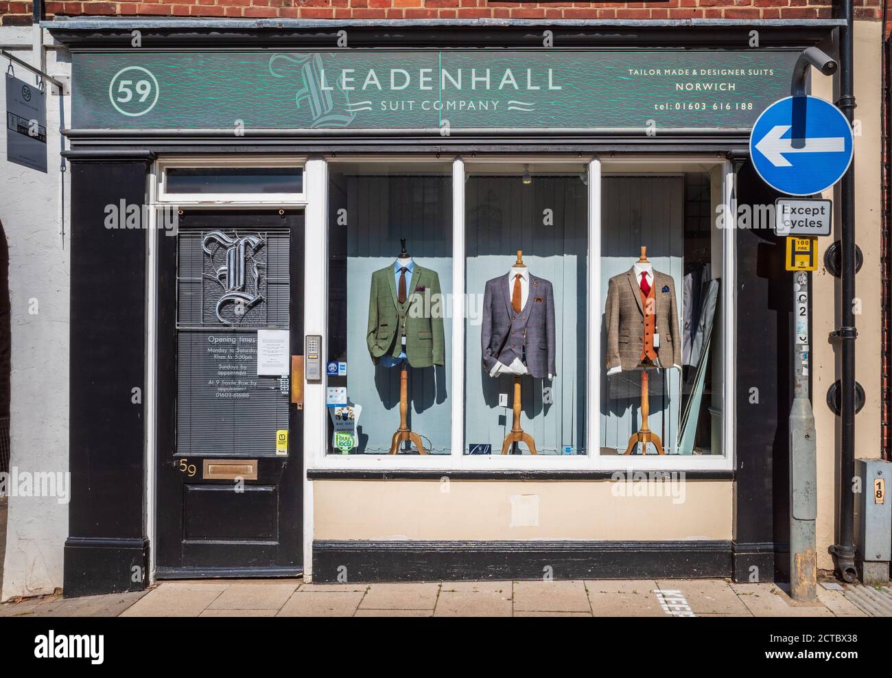 Gentlemens Tailor Shop - sartoria Leadenhall presso il negozio Leadenhall Suit Company a Norwich UK. Negozio tradizionale Tailors. Foto Stock