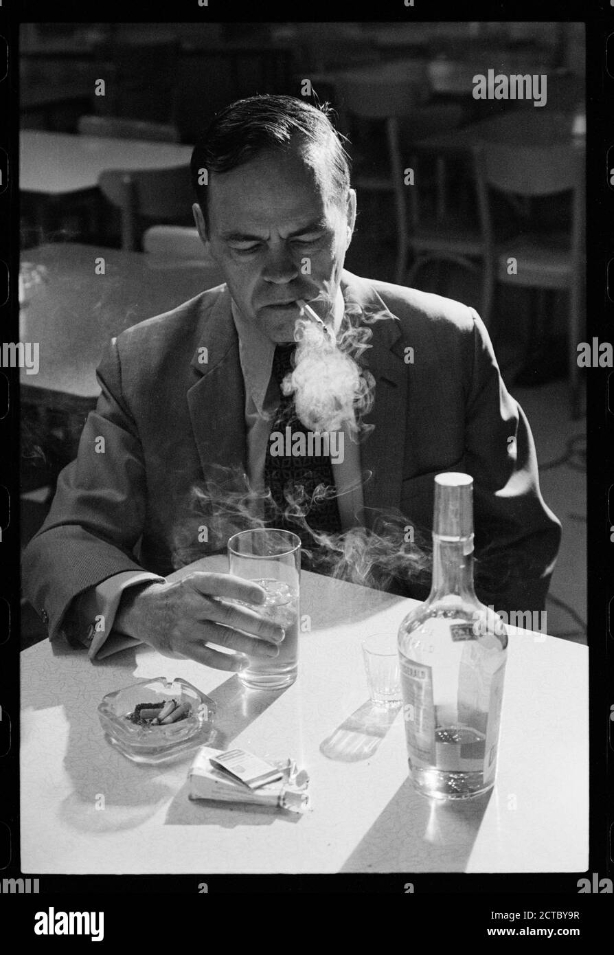 Colpo di un uomo che fuma sigarette e beve alcool che illustra un comportamento rischioso per sviluppare il cancro, Washington, DC, 7/15/1974. (Foto di Warren K Leffler/US News & World Report Magazine Photograph Collection/RBM Vintage Images) Foto Stock
