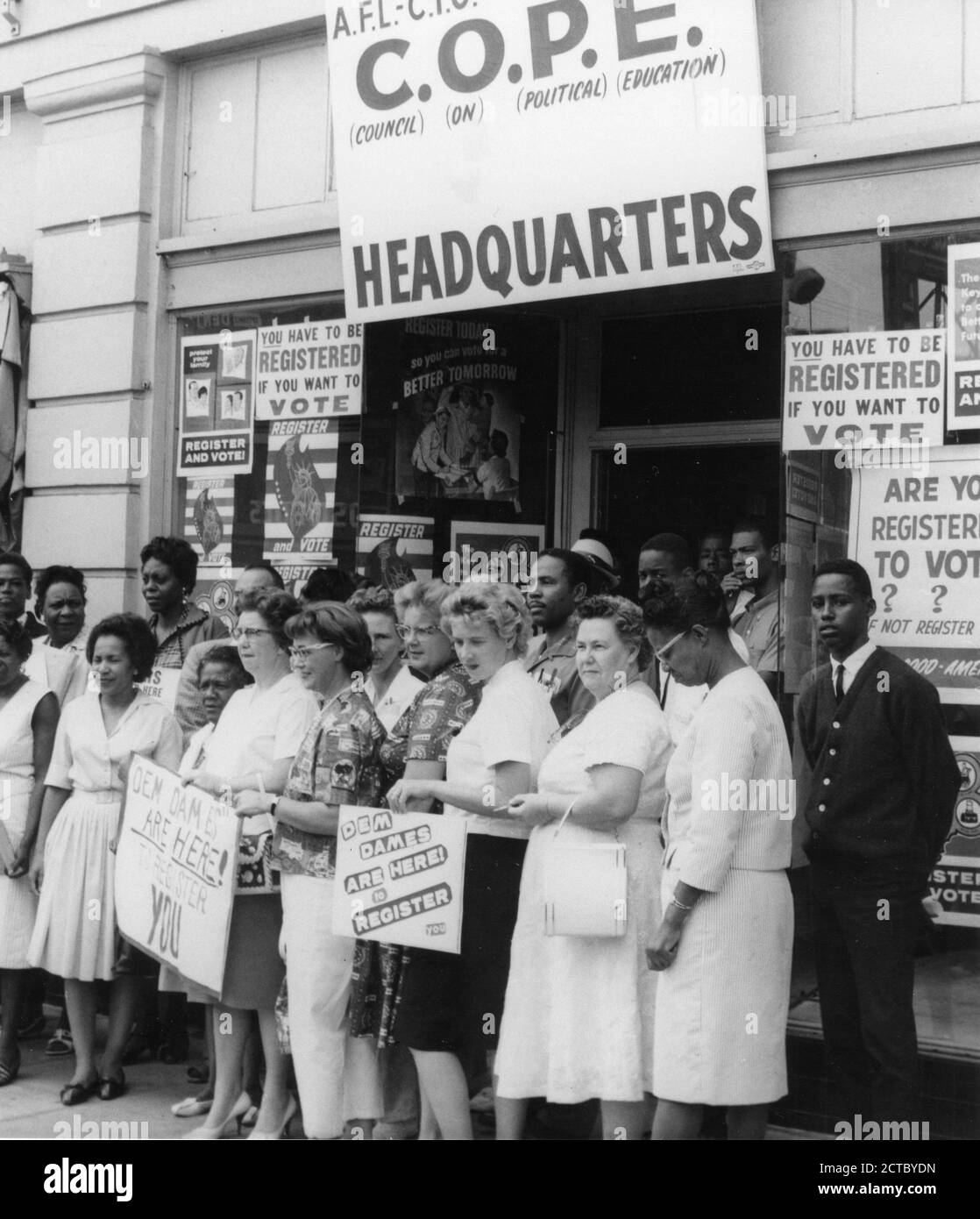 I membri della United Auto Workers Union lasciano IL quartier generale COPE (Council on Political Education) per fare volontariato in una guida per la registrazione degli elettori del Partito democratico rivolta ad altri unionisti, Los Angeles, CA, circa 1963. (Foto di UAW/RBM Vintage Images) Foto Stock