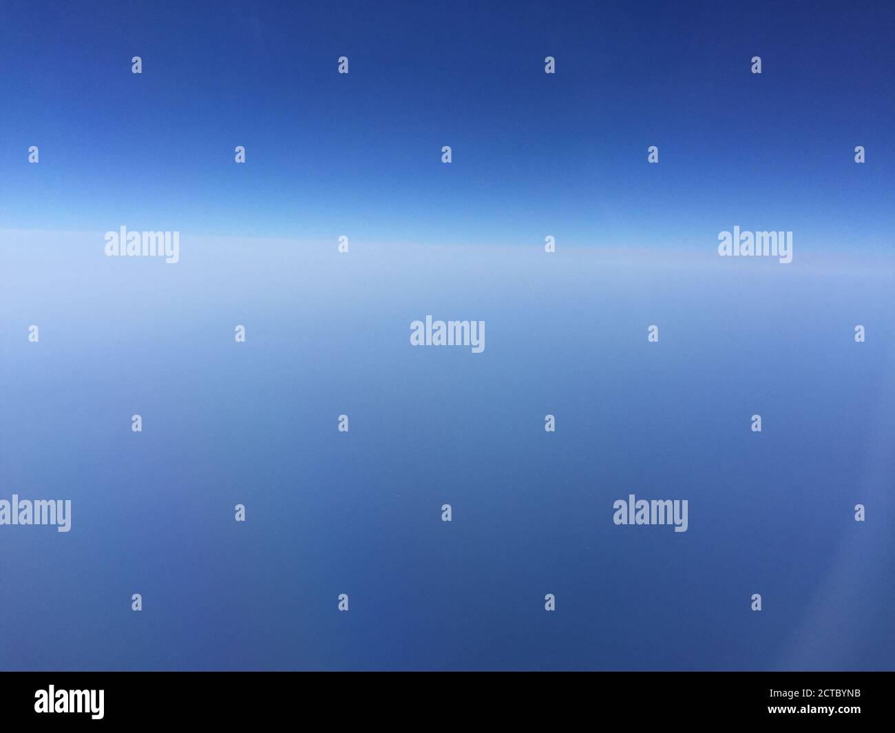 L'orizzonte della terra si presenta in mezzo al cielo blu Foto Stock