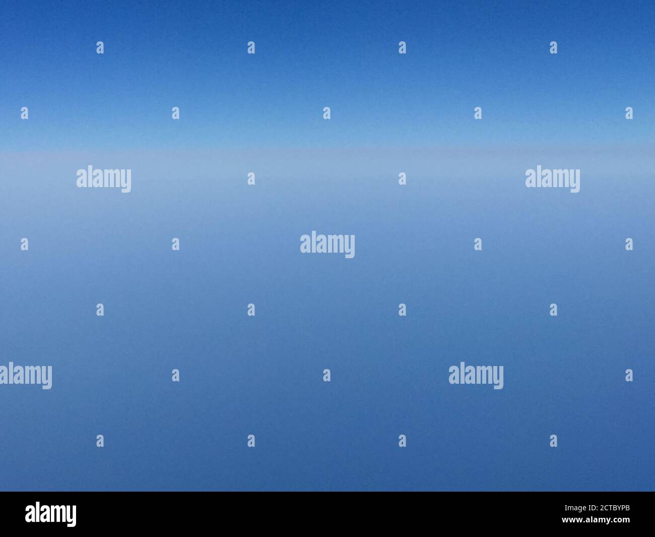 L'orizzonte della terra si presenta in mezzo al cielo blu Foto Stock