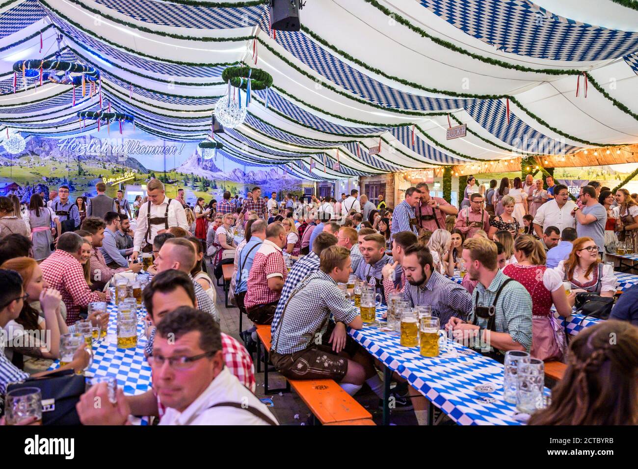 Coblenza Germania 27.09.2019 persone festa all'Oktoberfest in europa durante un concerto tipico scena tenda birra. Foto Stock