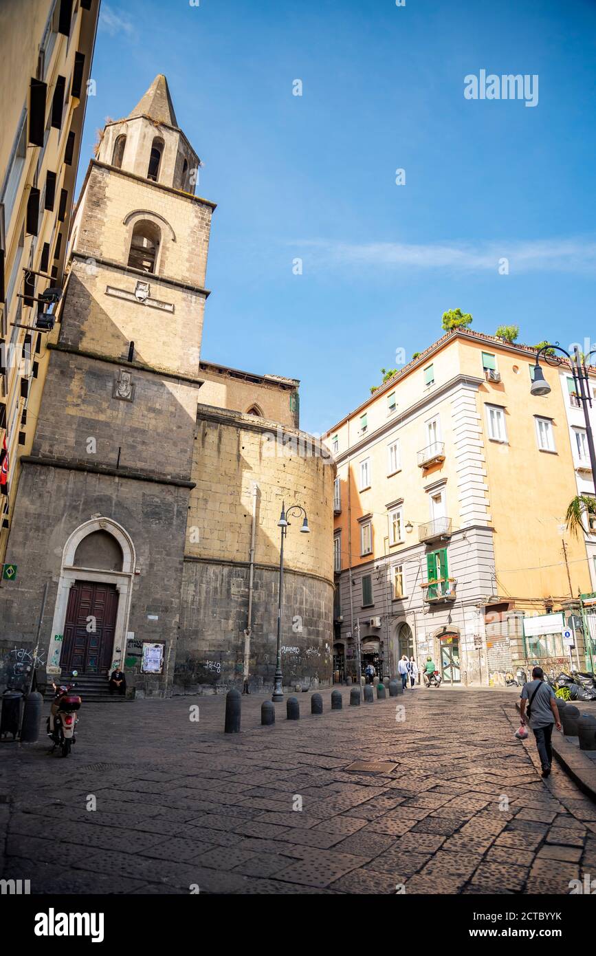 Via nel centro storico di Napoli. Foto Stock