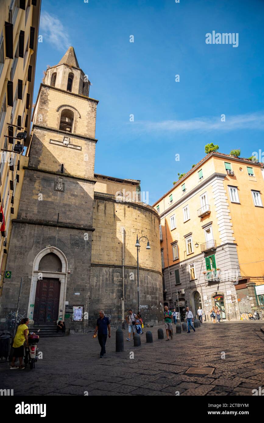 Via nel centro storico di Napoli. Foto Stock