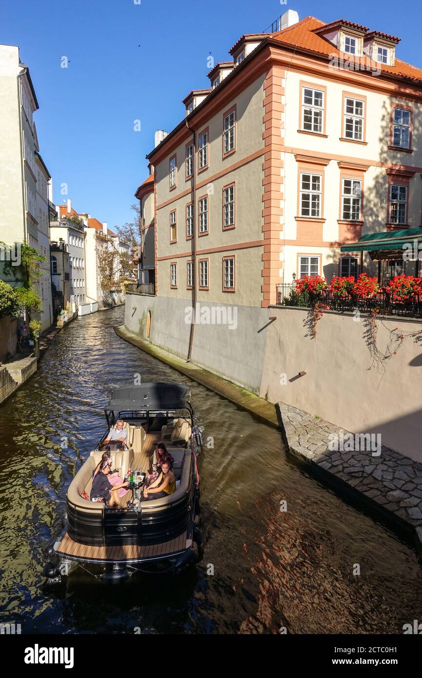 Canale di Praga Certovka - canale di Devils barca di passaggio con i turisti Praga Mala Strana Kampa Isola di Praga corrente Repubblica Ceca Foto Stock