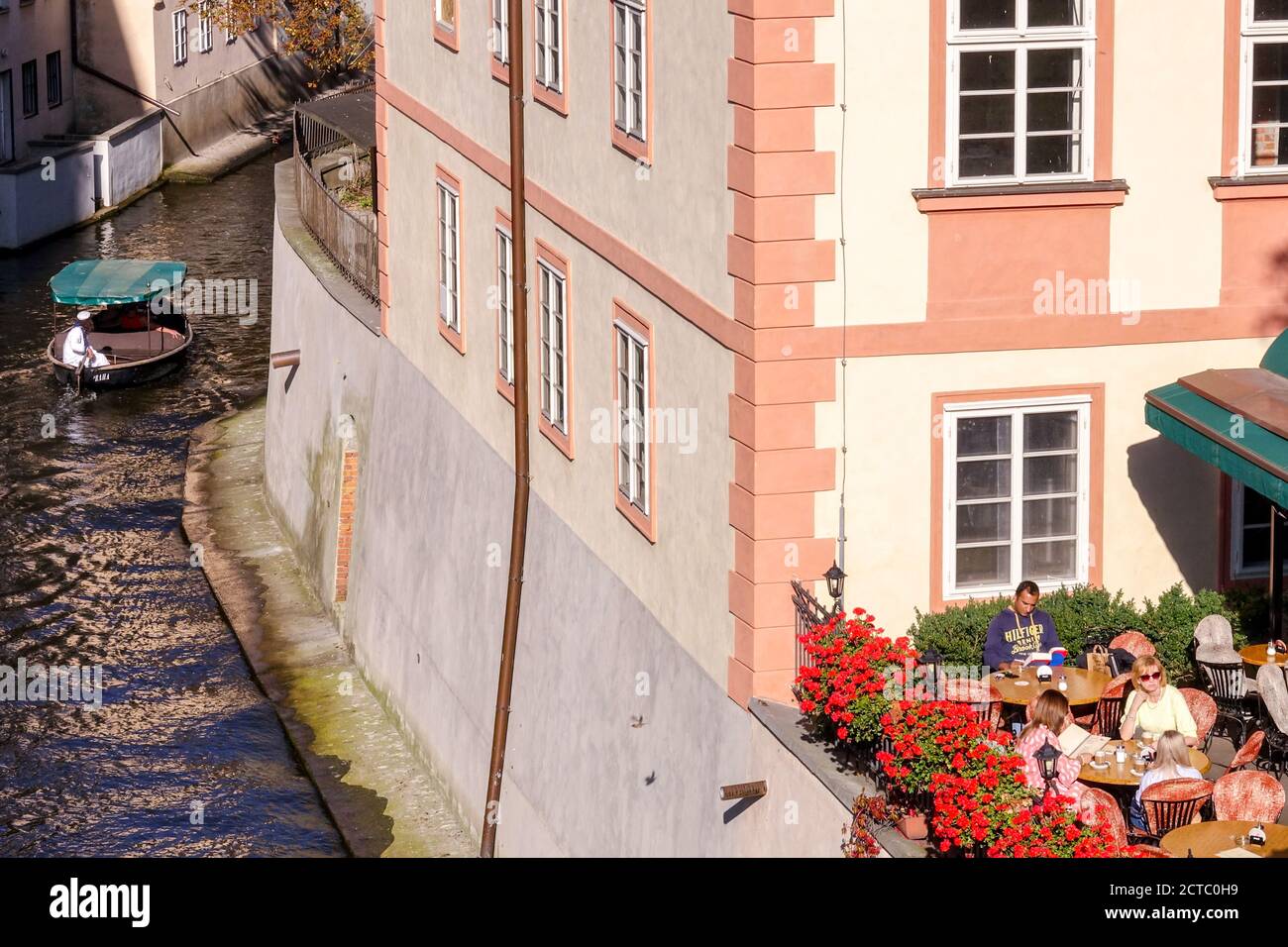 Canale Certovka di Praga - piccolo battello Devils Channel e turisti al ristorante Prague Mala strana Isola di Kampa Praga, Stream Repubblica Ceca Foto Stock