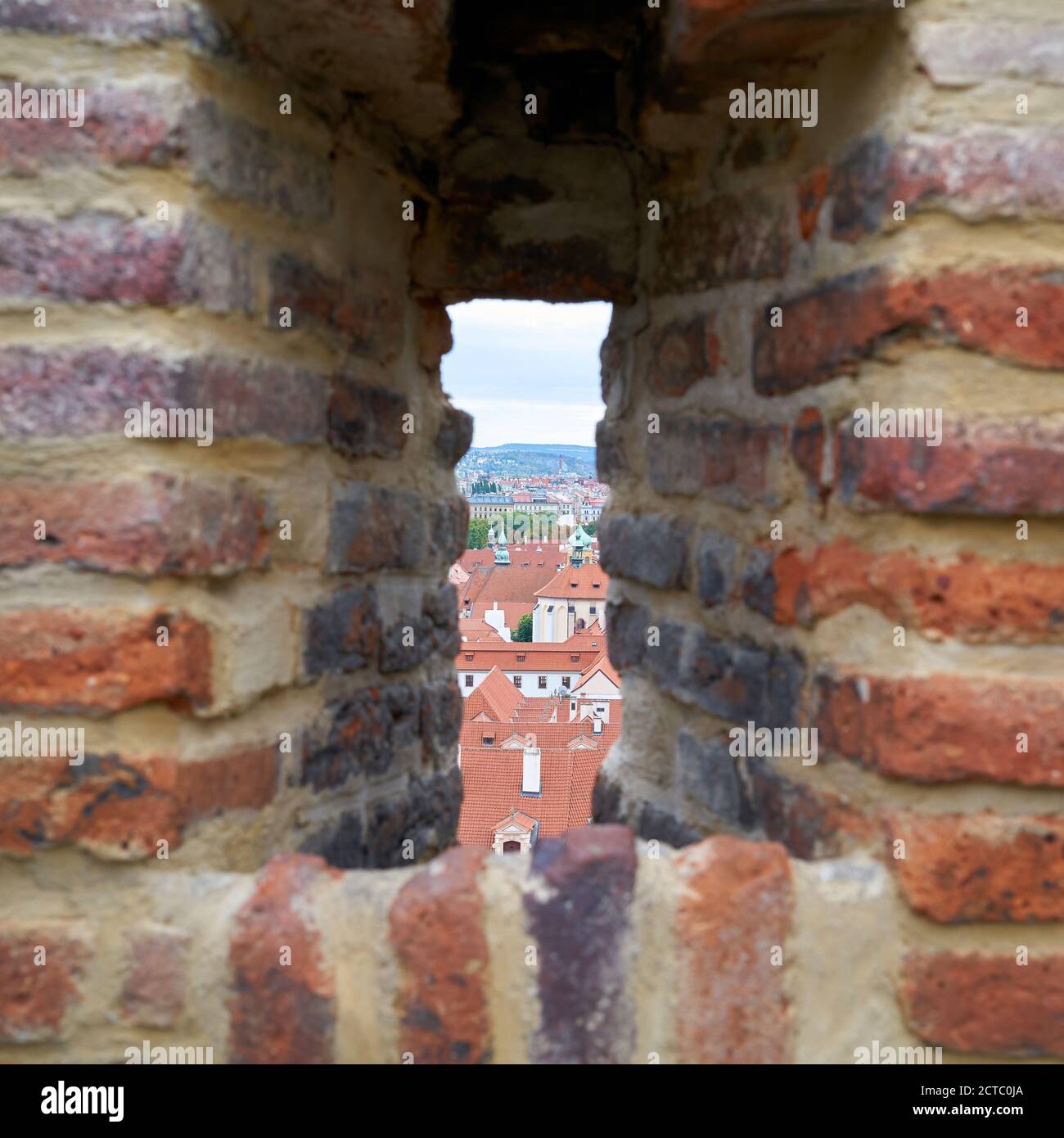 Vista della città vecchia di Praga attraverso un abbraccio Al Castello di Praga Foto Stock