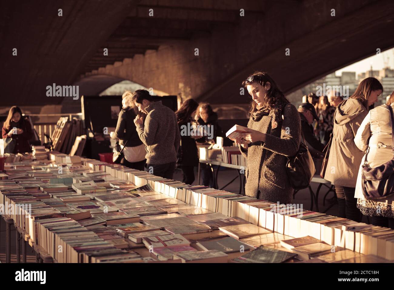 La gente che naviga libri alla bancarella del libro sulla Southbank, Regno Unito Foto Stock