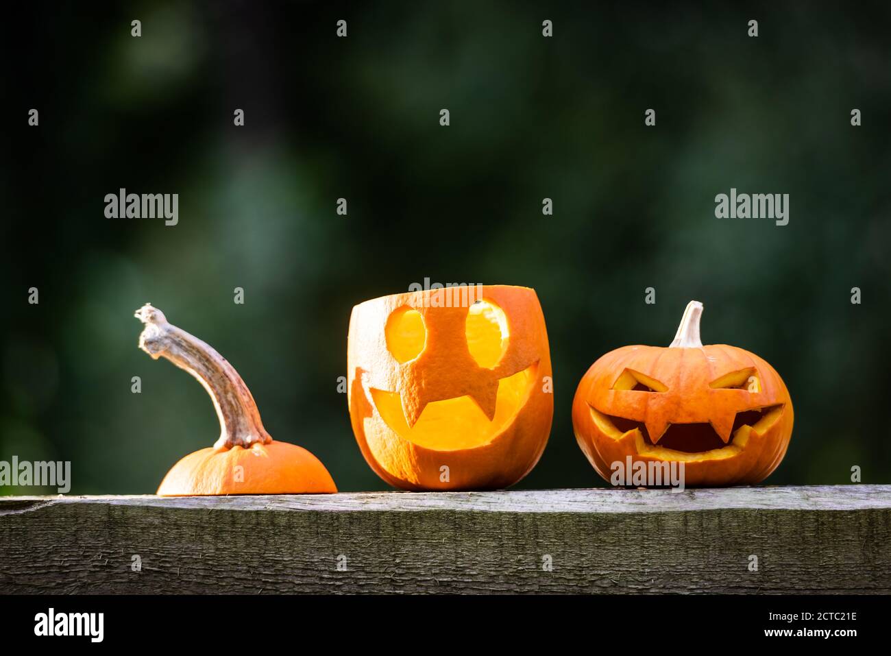 Zucche di Halloween o jack-o-lanterna a casa terrazza. Decorazione e concetto di vacanza Foto Stock