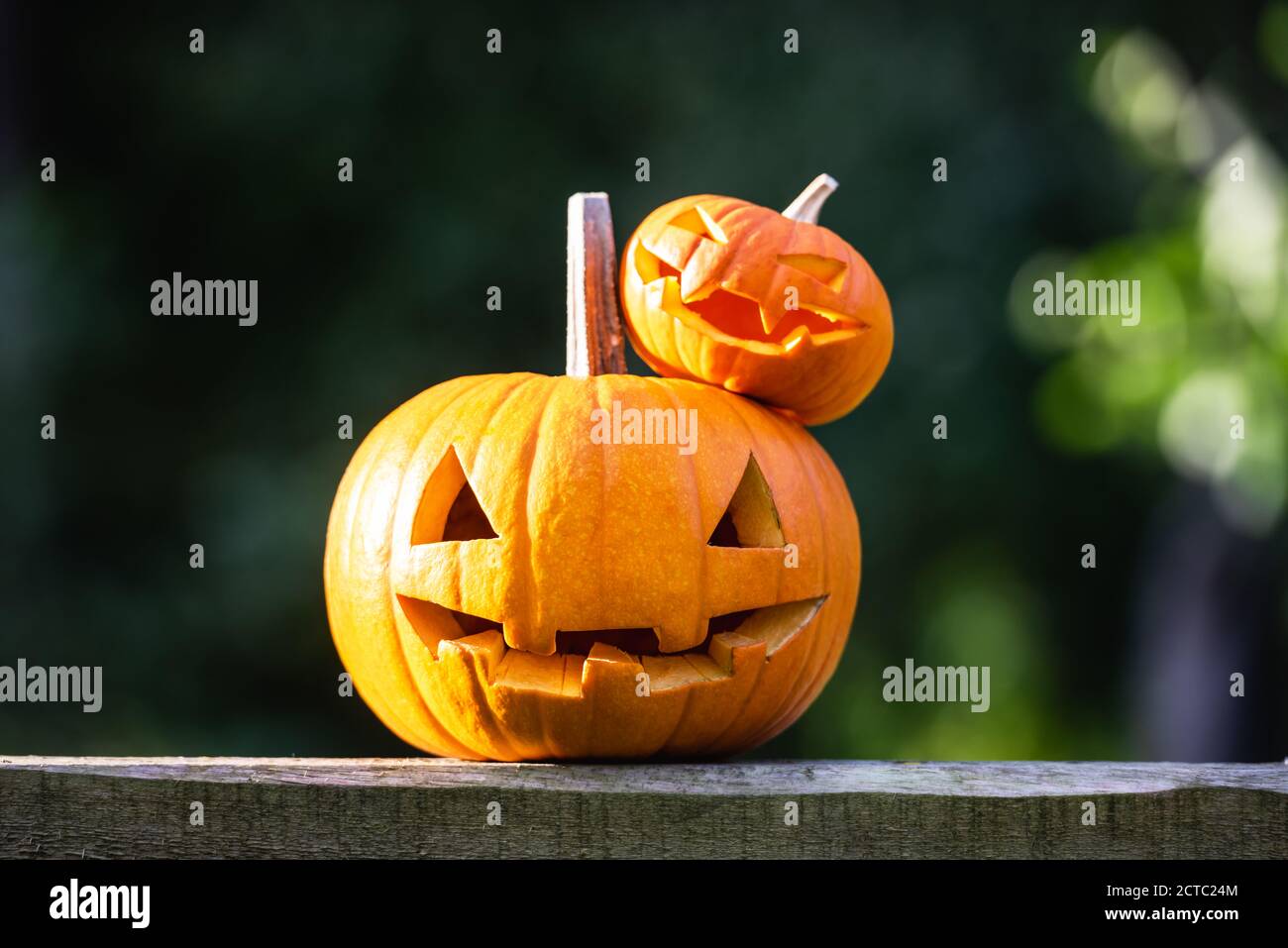 Zucche di Halloween o jack-o-lanterna a casa terrazza. Decorazione e concetto di vacanza Foto Stock